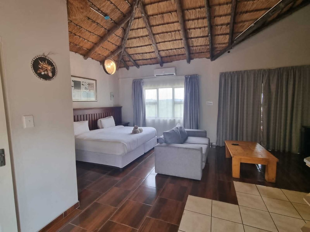 Executive Double Room, 1 Bedroom, Refrigerator & Microwave, Poolside photo 1