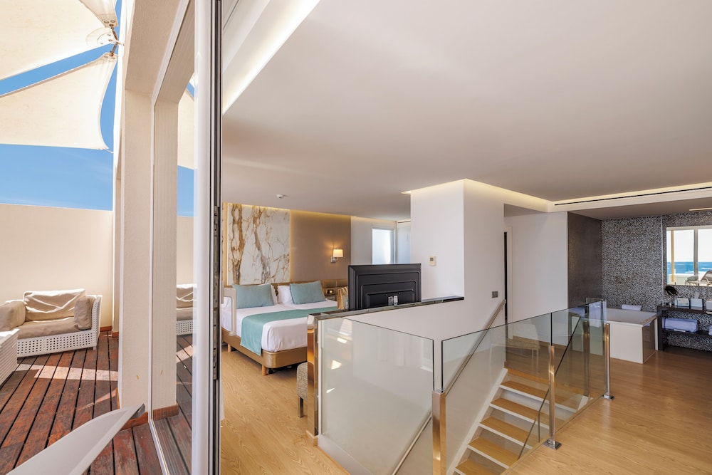 Panoramic Penthouse, Jetted Tub, Sea View (Suite) - Photo 2