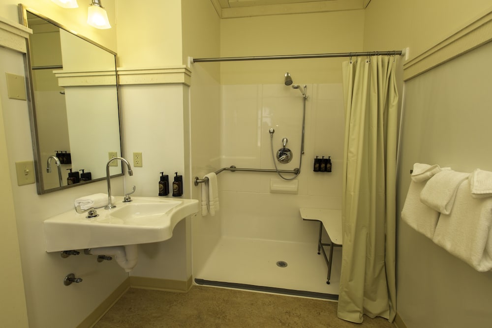 Standard Room, Lakeside 1 Double & 1 Single, Shared Balcony photo 3
