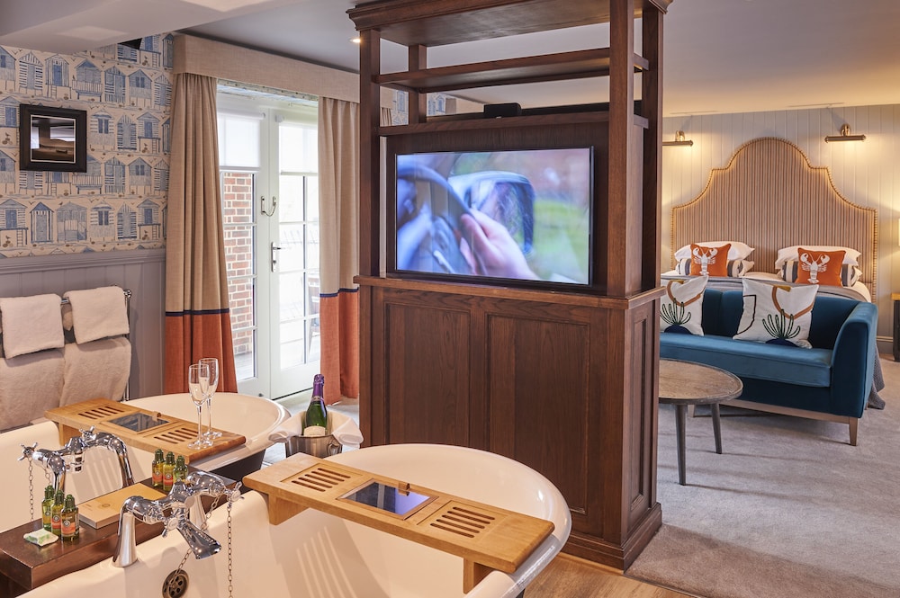 Signature Suite - Photo 3