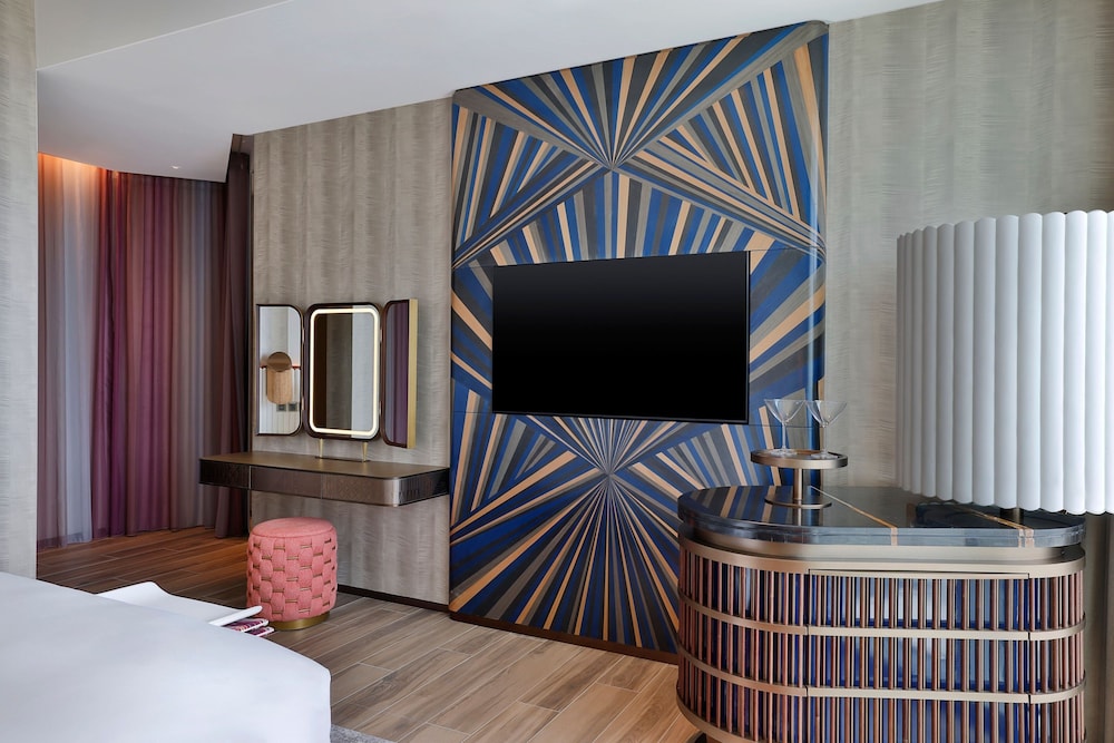 Deluxe Room, 1 King Bed, Balcony, Harbor View (Corner)