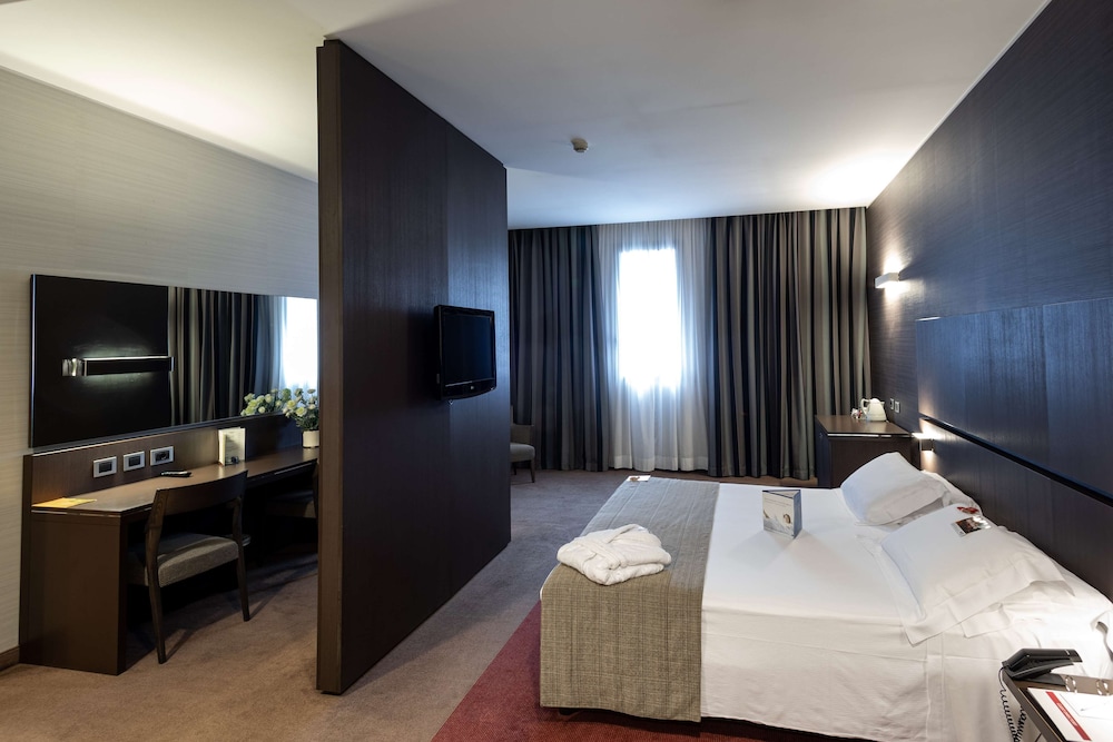 Suite, 1 King Bed - Photo 4