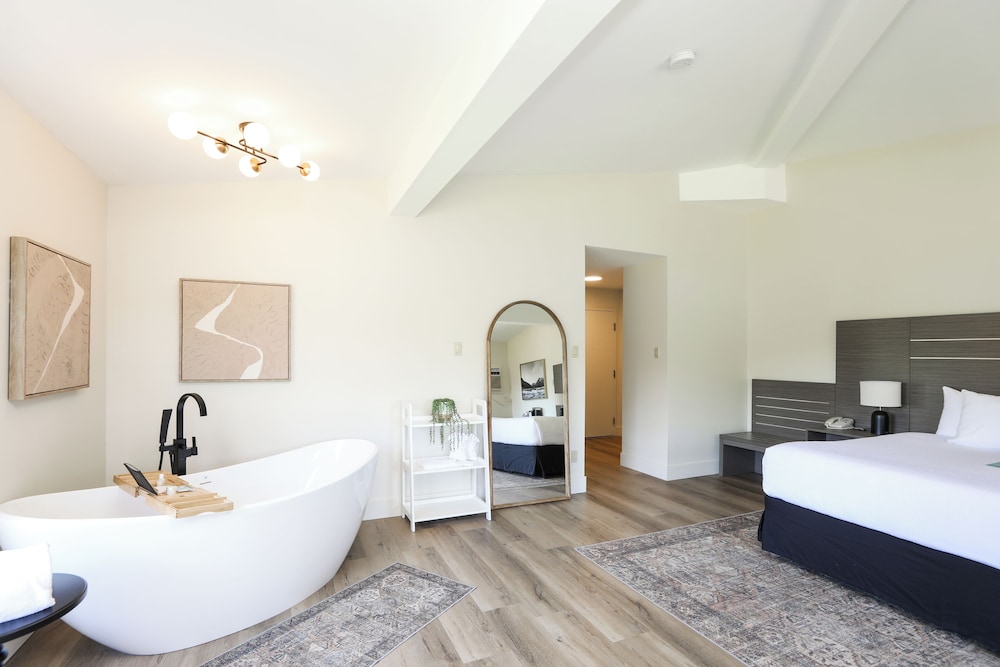 Romantic Suite, 1 King Bed, Lakefront photo 1