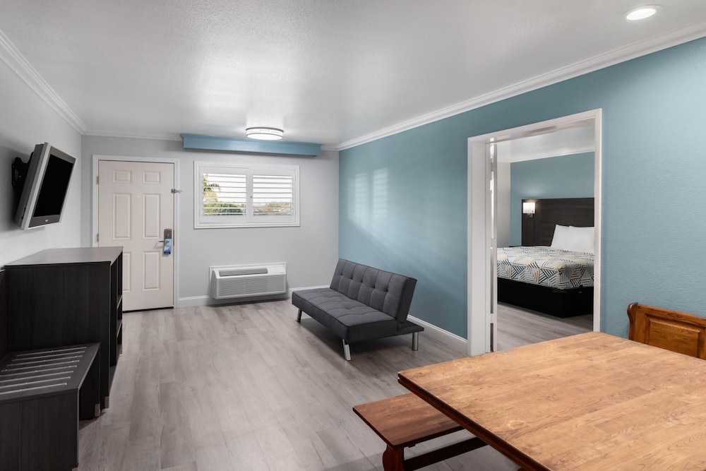 Studio Suite, 1 King Bed, Jetted Tub photo 1