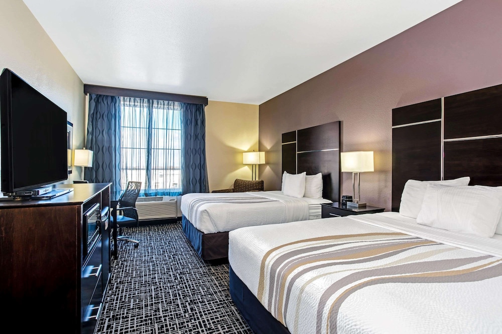 Deluxe Room, Multiple Beds, Non Smoking - Photo 1