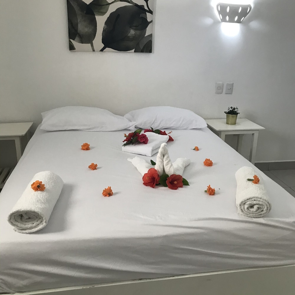 Basic Single Room, 1 Queen Bed photo 3