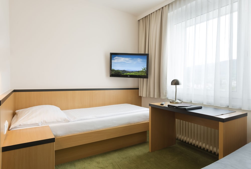 Economy Twin Room photo 3