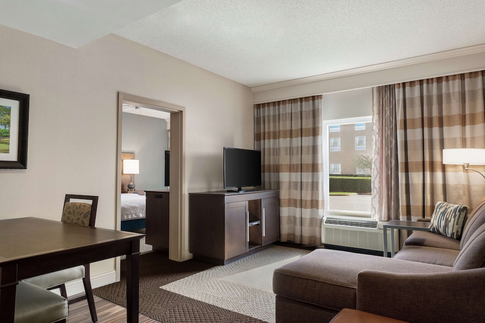 Suite, 1 King Bed, Accessible (Mobility & Hearing, Roll-in Shower) - Photo 3