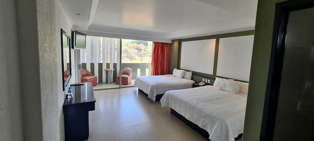 Family Quadruple Room, 2 Queen Beds, Courtyard View (Pet friendly)