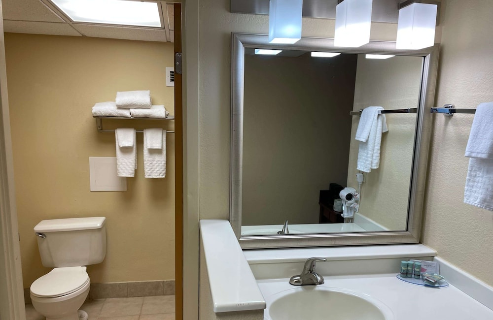Standard Room, 2 Queen Beds, Non Smoking, Refrigerator & Microwave (Oversized Room) photo 3