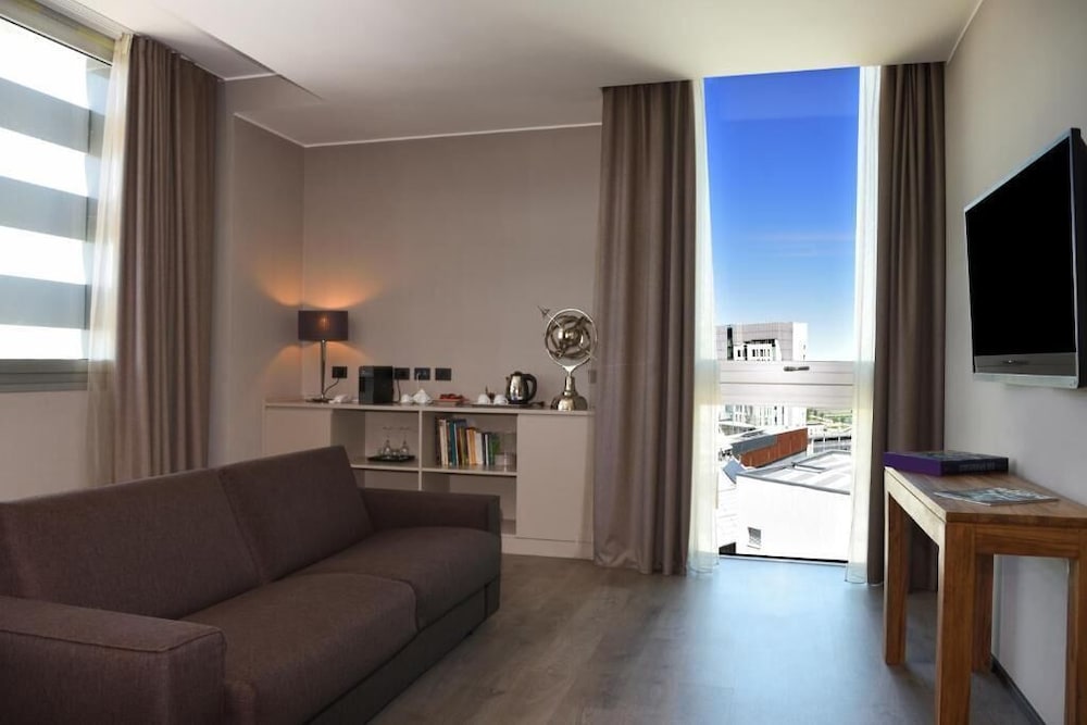 Suite (Skyline) - Photo 4