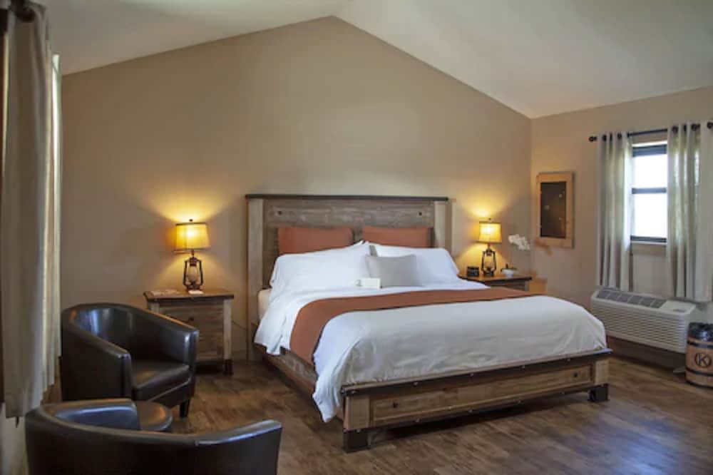 Comfort Cabin, 1 King Bed photo 1