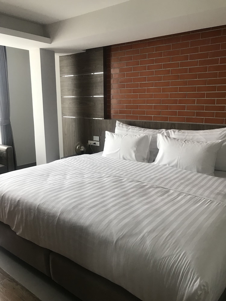Executive Suite, 2 Bedrooms, Kitchenette, Pool View photo 2