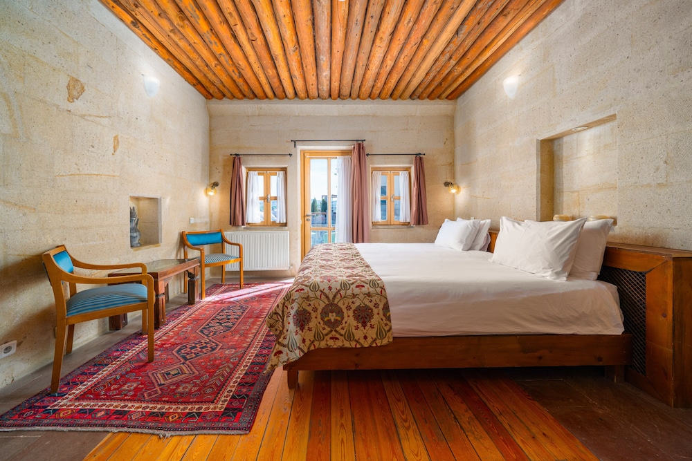 Room with Balcony - Photo 4