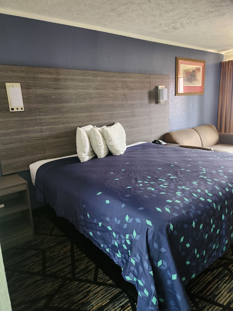 Room, 1 King Bed, Smoking - Photo 7