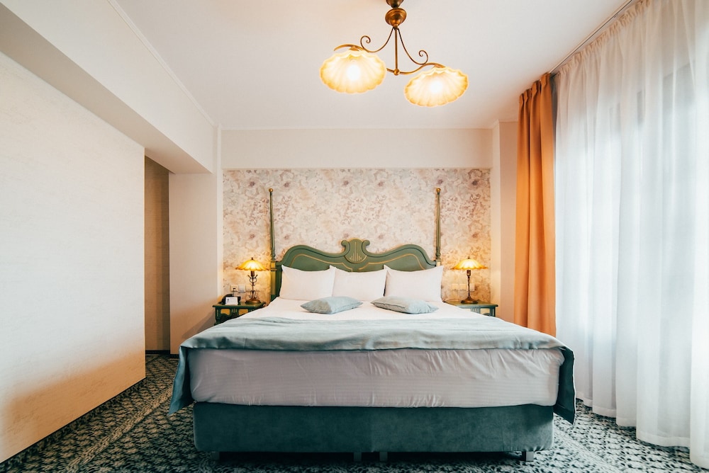 Suite, 1 King Bed, Balcony photo 2