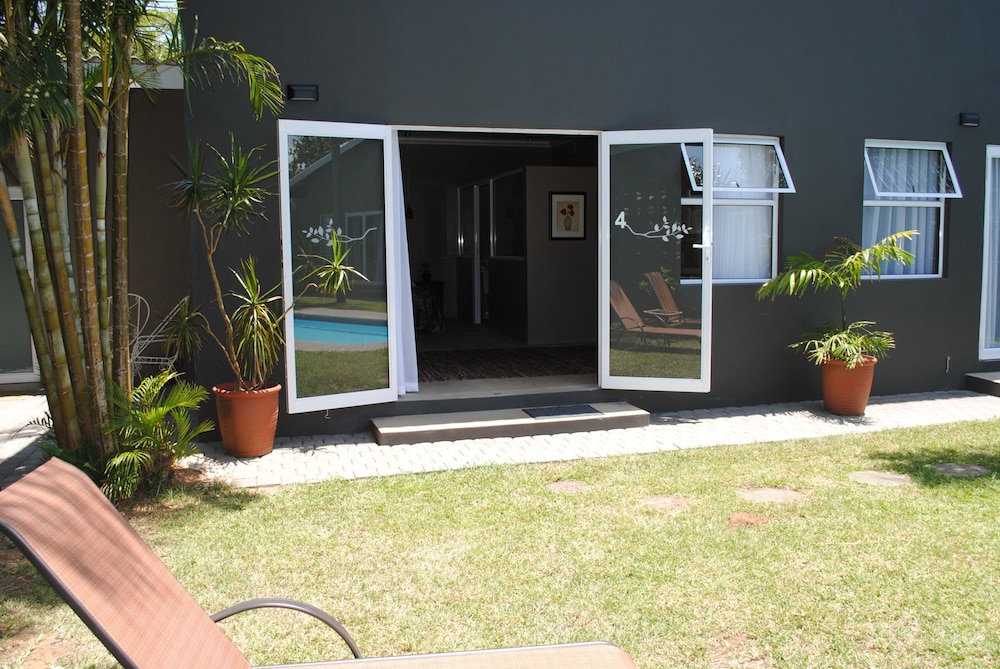 Honeymoon Room, Pool View photo 3
