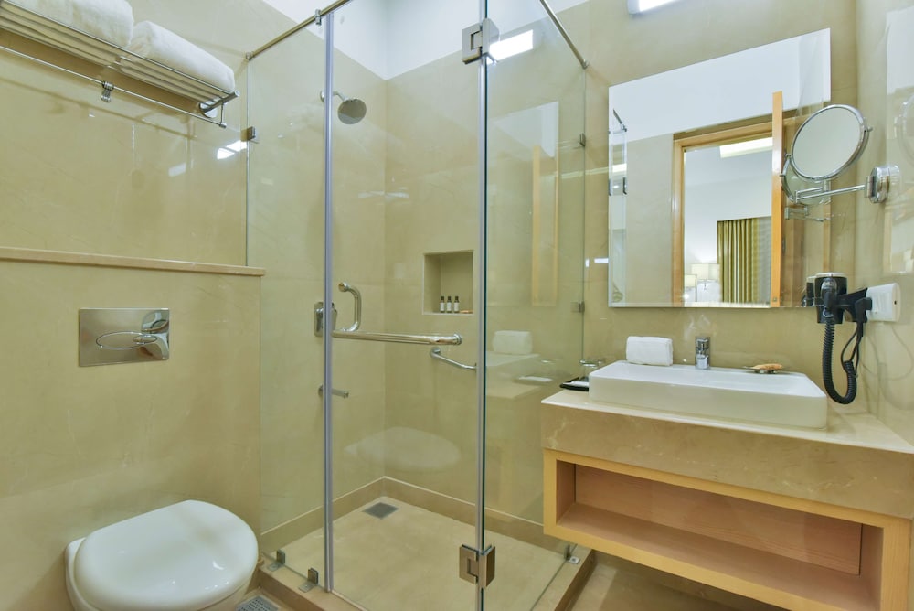 Deluxe Room, 1 King Bed, Non Smoking photo 2