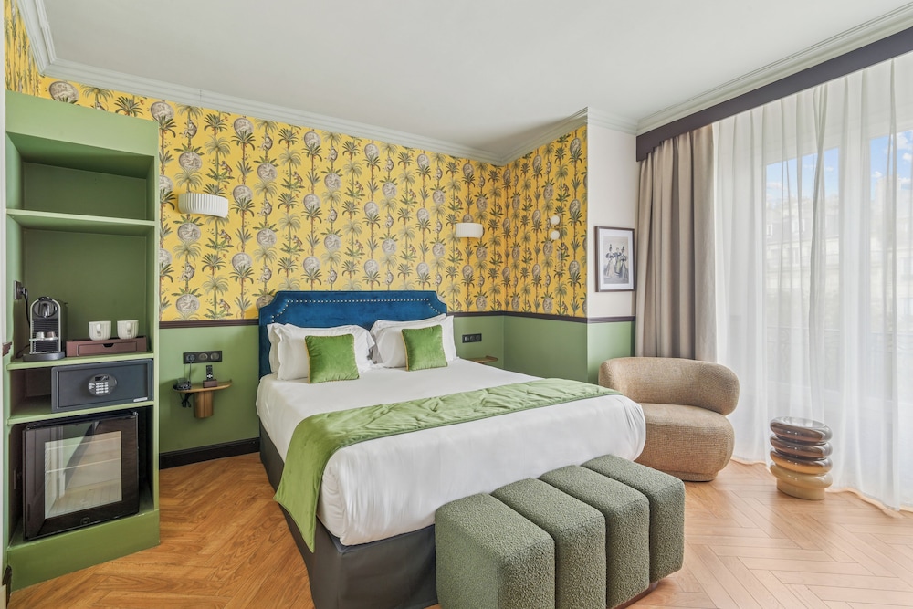 Deluxe Room, 1 Queen Bed photo 2