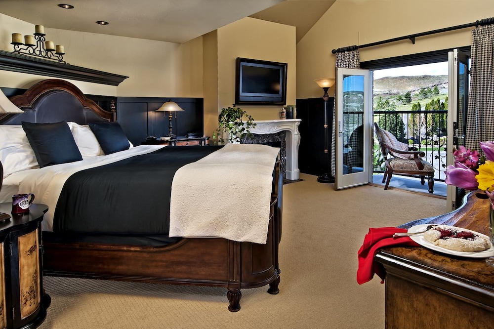 Luxury Suite, 1 King Bed, Jetted Tub, Courtyard Area (German Decor) photo 1
