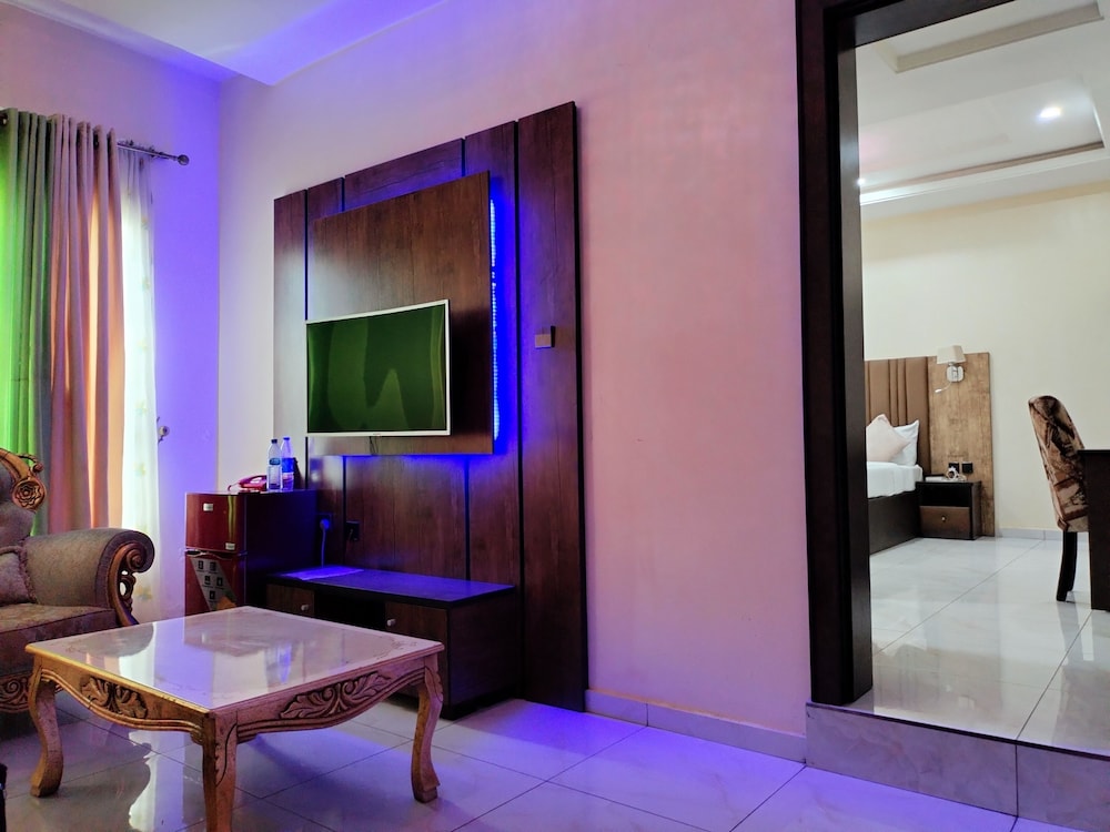 Executive Suite - Photo 1