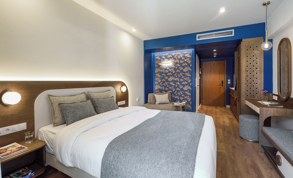 Comfort Triple Room, City View