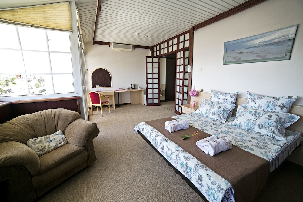 Deluxe Room, Balcony