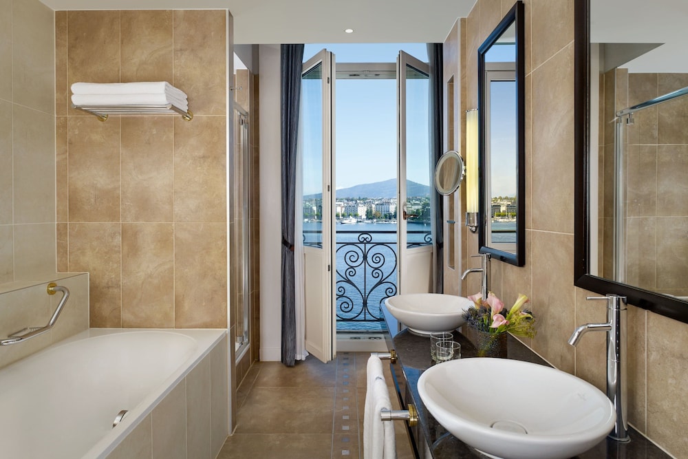 Suite, 1 Bedroom, Balcony - Photo 12
