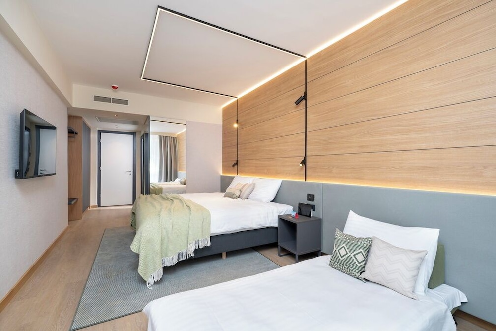 Classic room with balcony, Park side - extra bed - Photo 2
