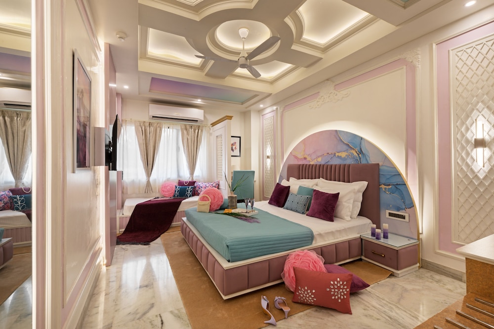Lavender Theme Neo modern Room with Purple designer Bed & Extra Day bed