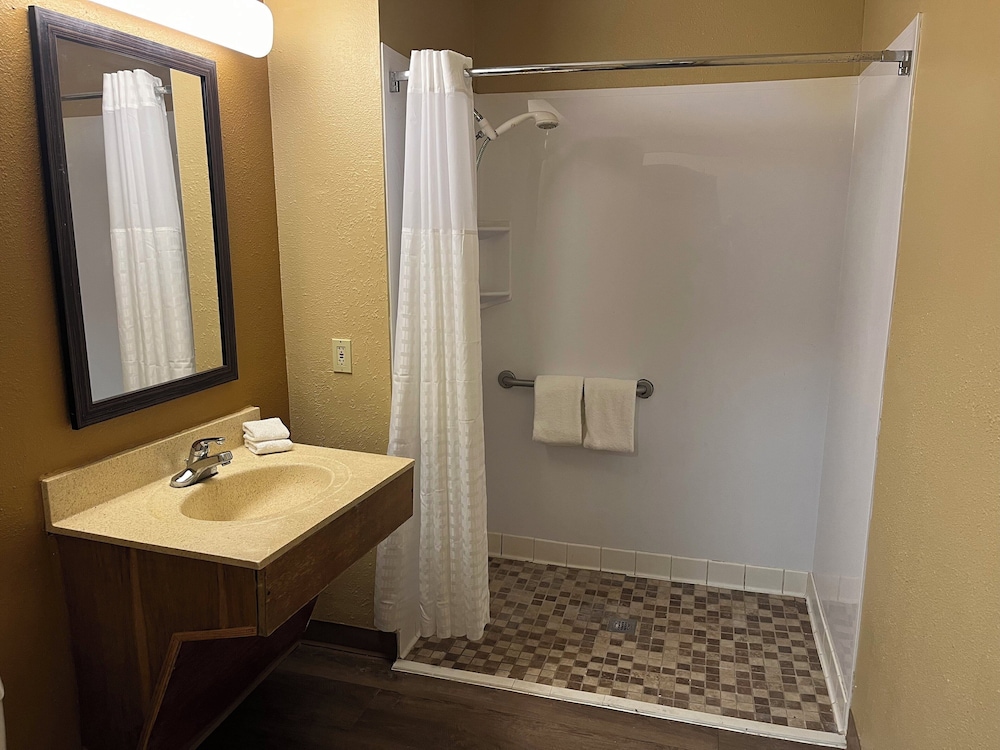 Suite, 1 Queen Bed with Sofa bed, Roll-in Shower, Non Smoking (Accessible) - Photo 4