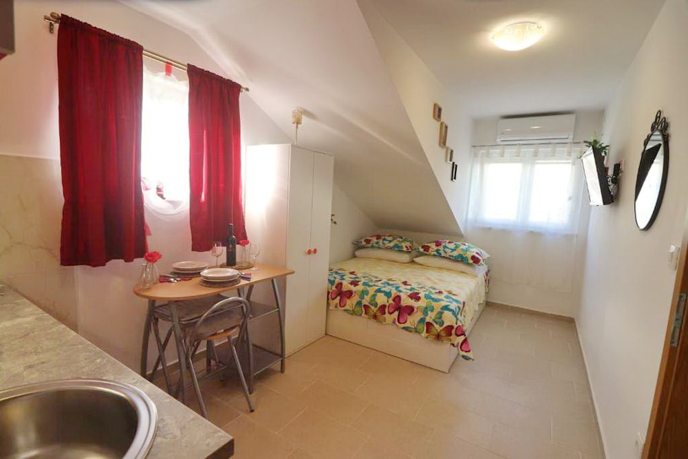 Studio (Standard Studio Apartment (RED))