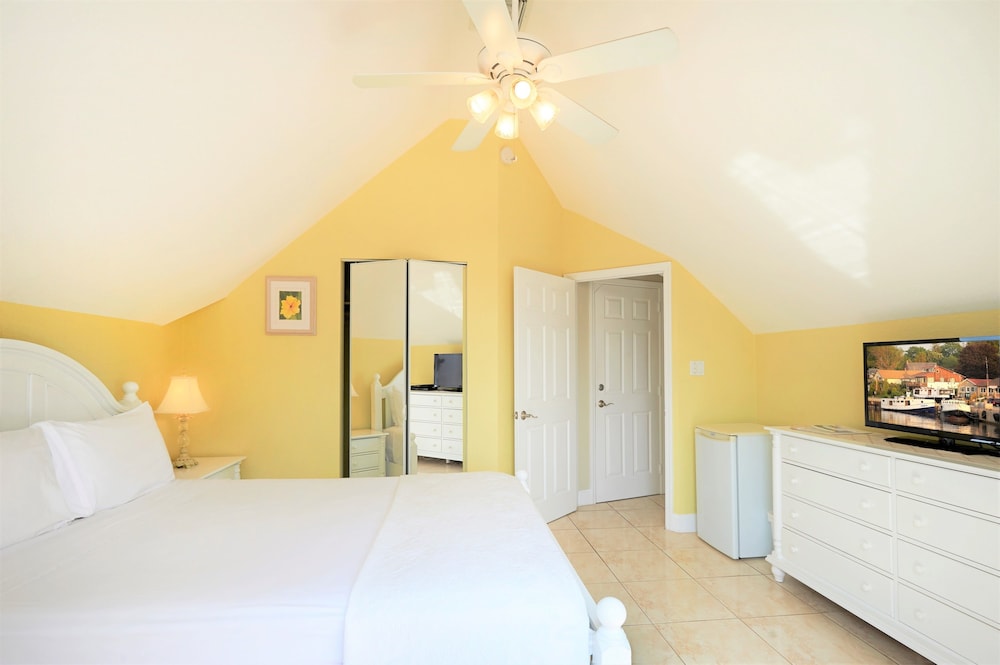 Standard Room, 1 Queen Bed, Balcony (Hibiscus)