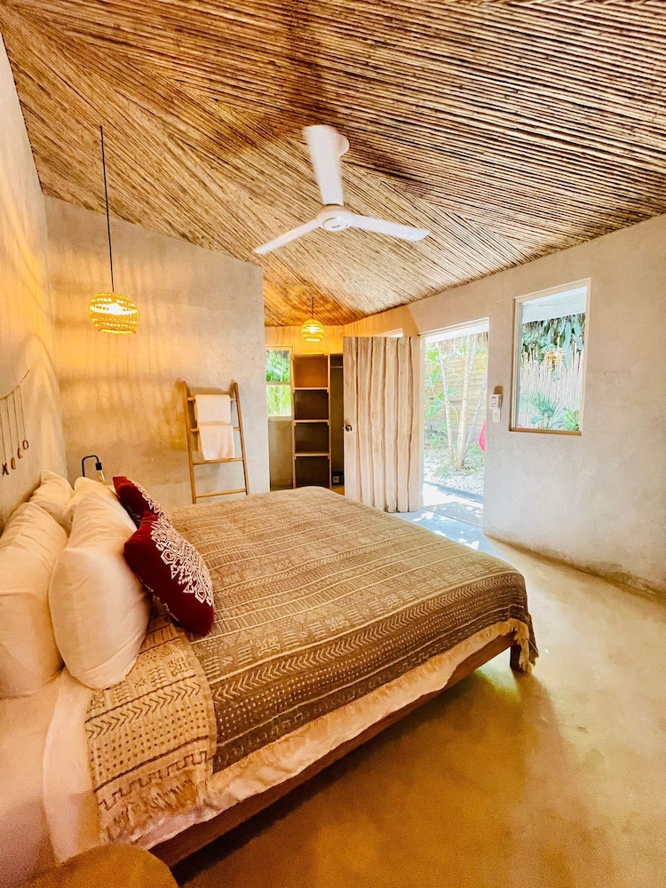7 Palms Room