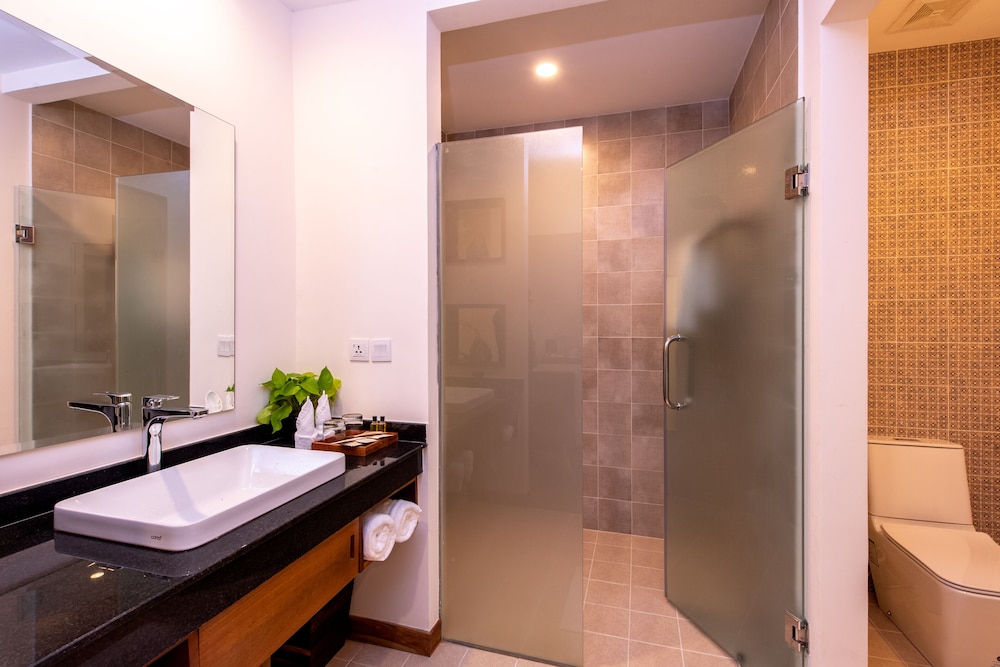 King Suite Double with Balcony - Photo 2