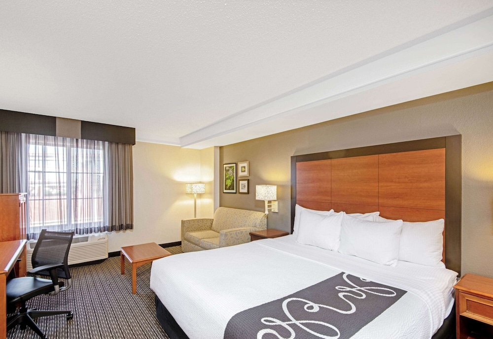 Deluxe Room, 1 King Bed, Non Smoking (Deluxe Executive Room) photo 3