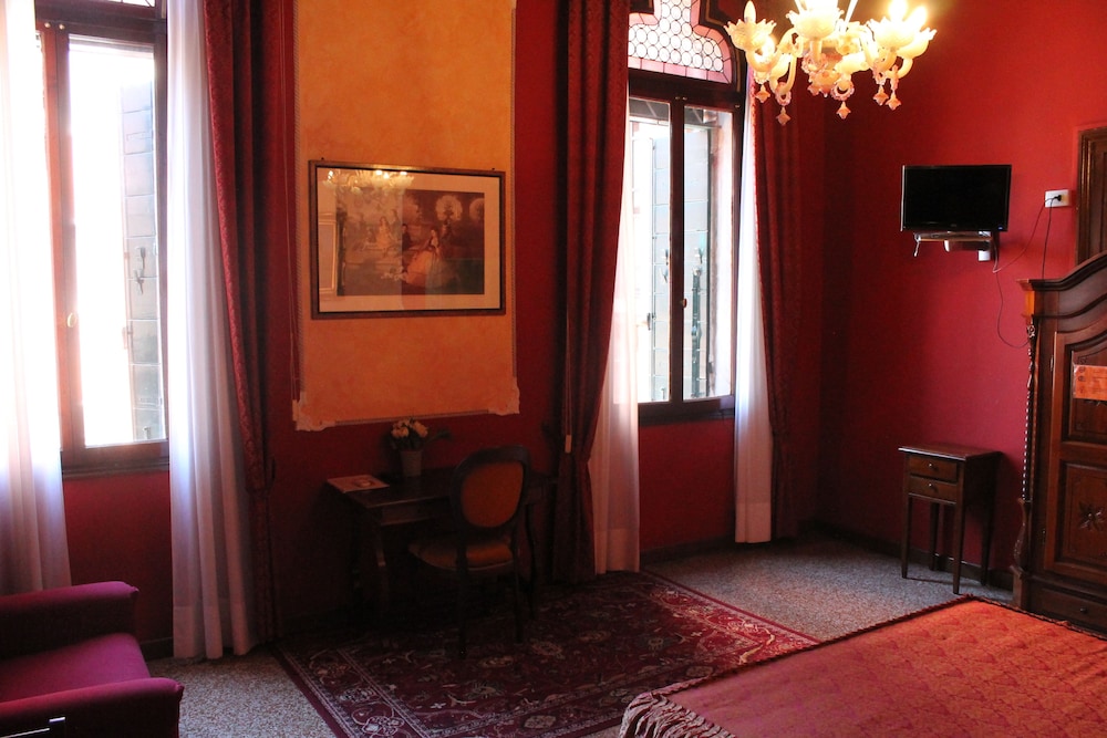 Superior Double Room, Canal View photo 2