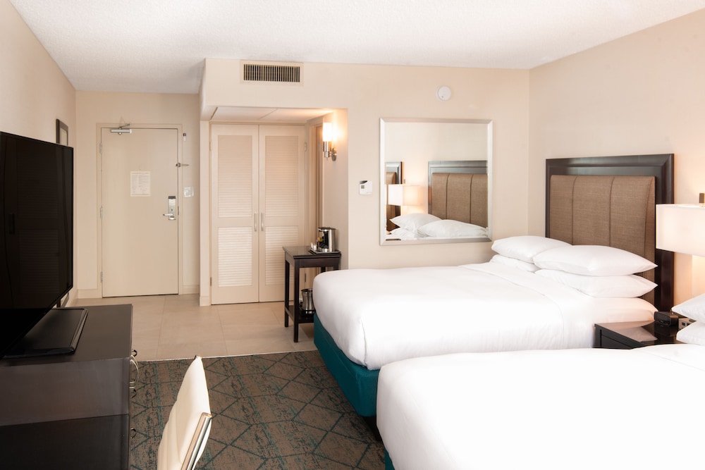 Room, 2 Queen Beds, Accessible (Roll-in Shower)