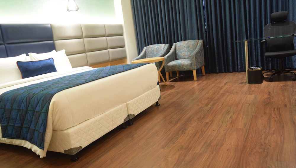 Premium Room, 1 King Bed - Photo 4