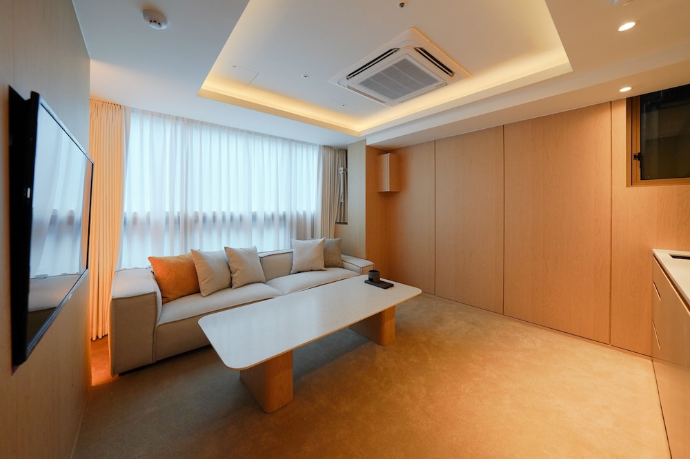 Annex Standard Triple Suite - Photo 10