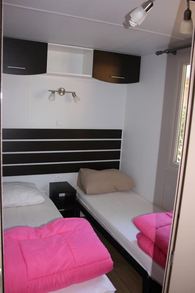 Mobile Home, Multiple Beds photo 1