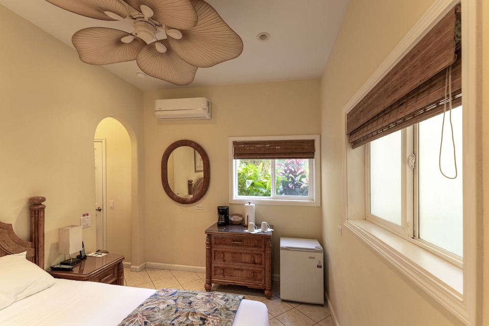 Standard Room, 1 Queen Bed, Private Bathroom, Garden View, Non Smoking photo 1
