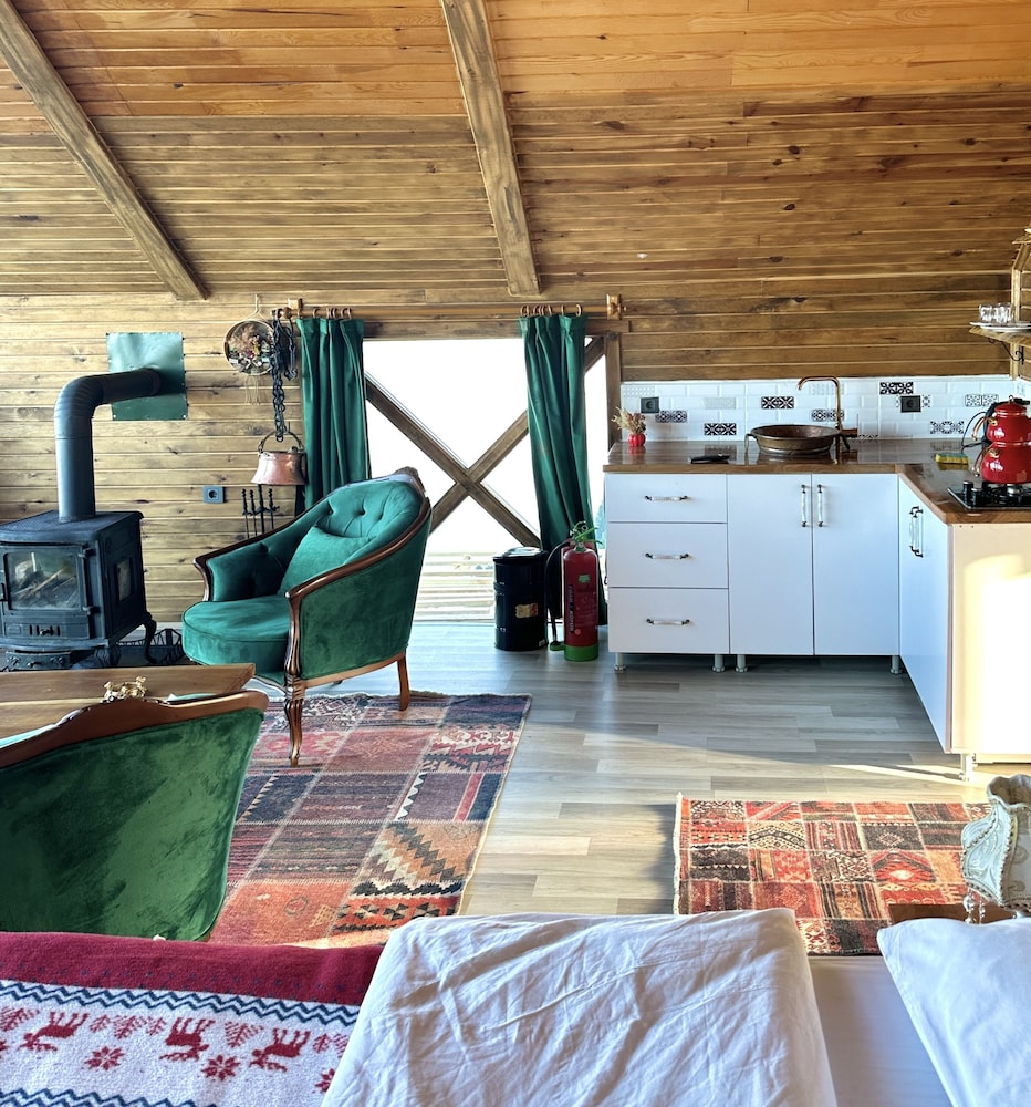 Romantic Chalet, City View photo 1