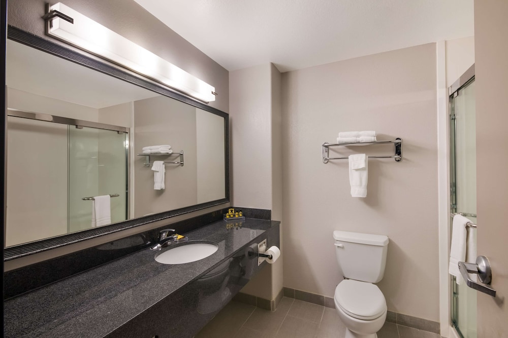 Suite, 2 Queen Beds, Non Smoking, Refrigerator & Microwave (with Sofabed) - Photo 2
