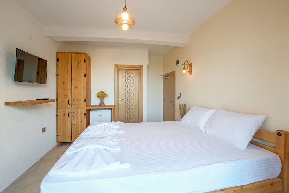 Deluxe Double Room, Sea View, Garden Area photo 1