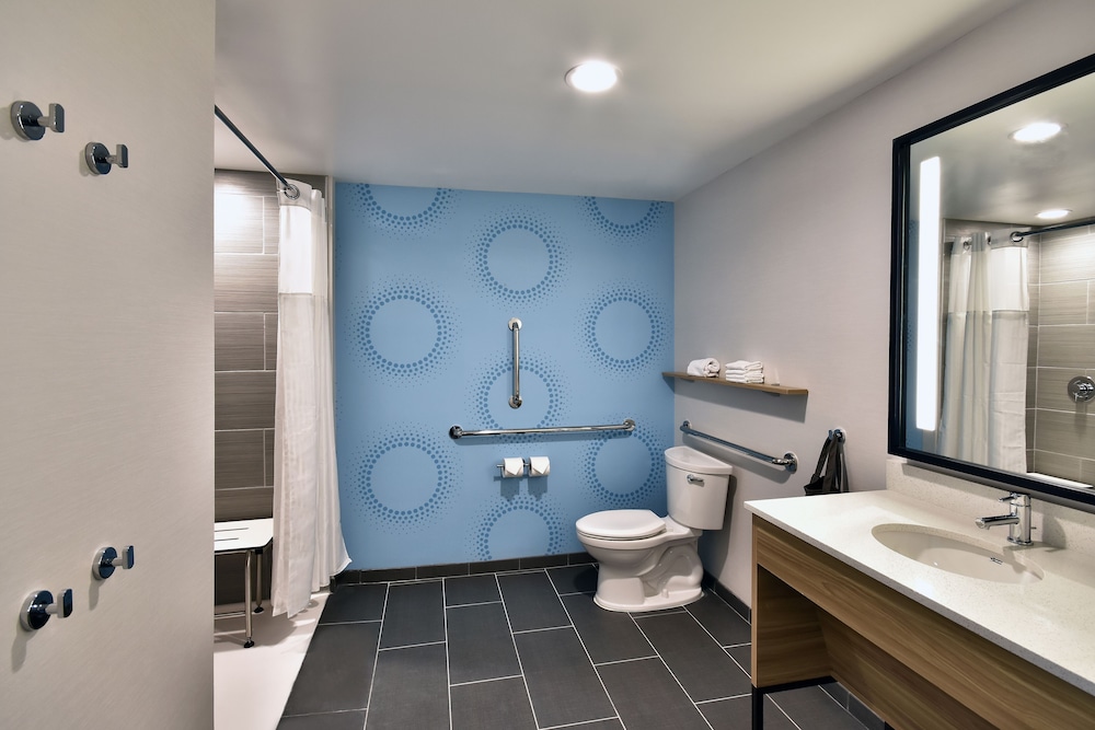 Room, 2 Queen Beds, Accessible (Roll-In Shower) - Photo 4