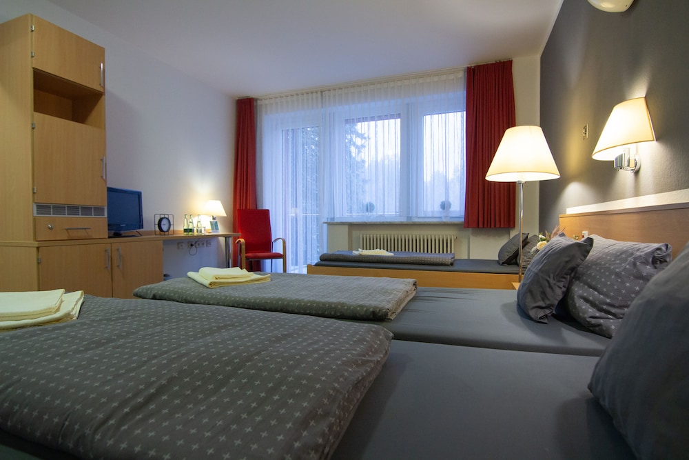 Standard Room, 3 Twin Beds photo 2