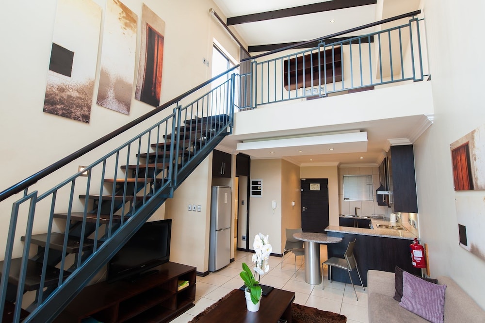 Apartment, 2 Bedrooms, Kitchenette, Courtyard View (With a Loft) photo 2