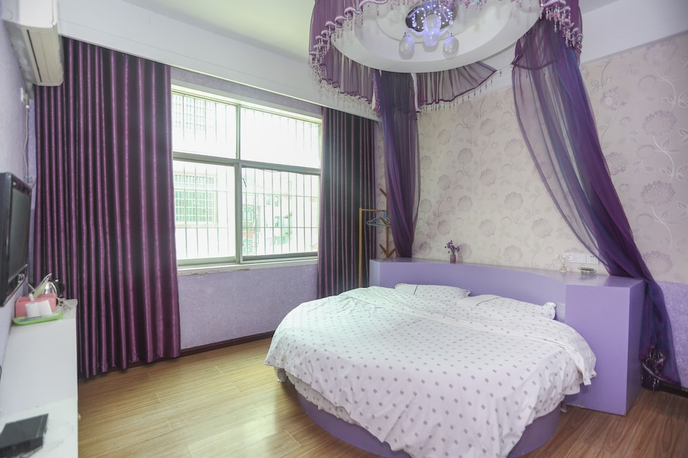 Round Bed Room photo 1