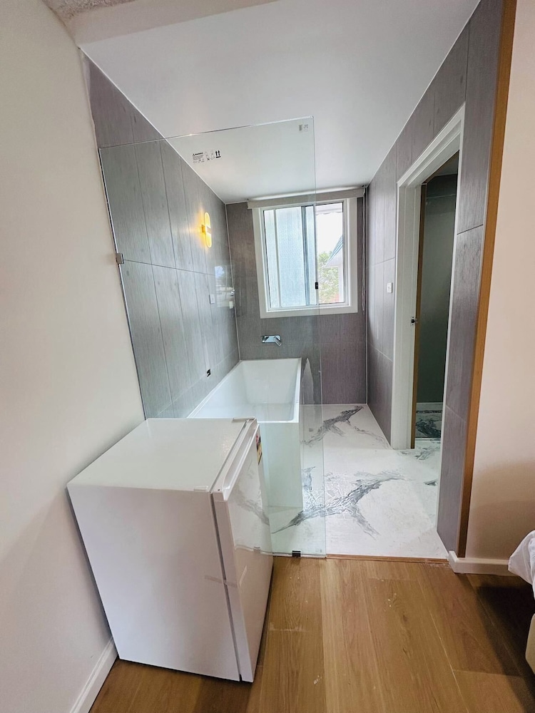 Deluxe King Room with Bathtub photo 3